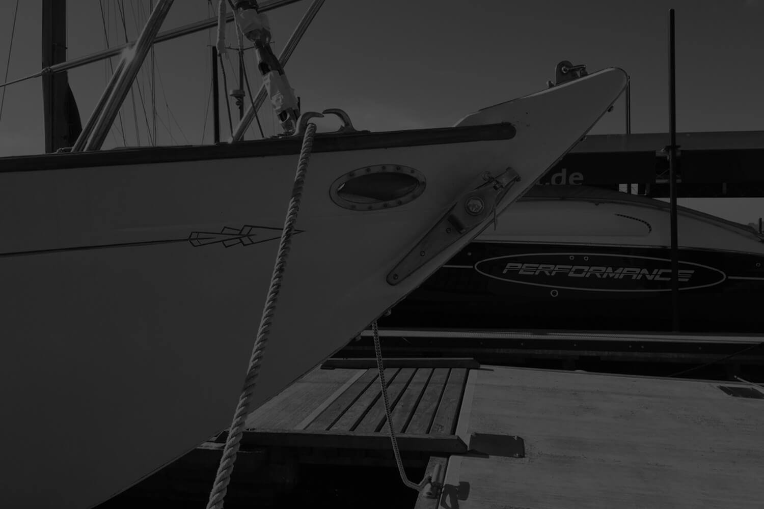 Ein Boot auf einem Dock