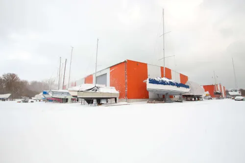 Ein Gebäude mit einem Boot im Schnee